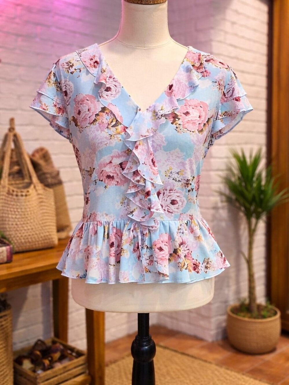 Violet & Claire Cap Sleeve Blue Floral Ruffled Top in Size Small